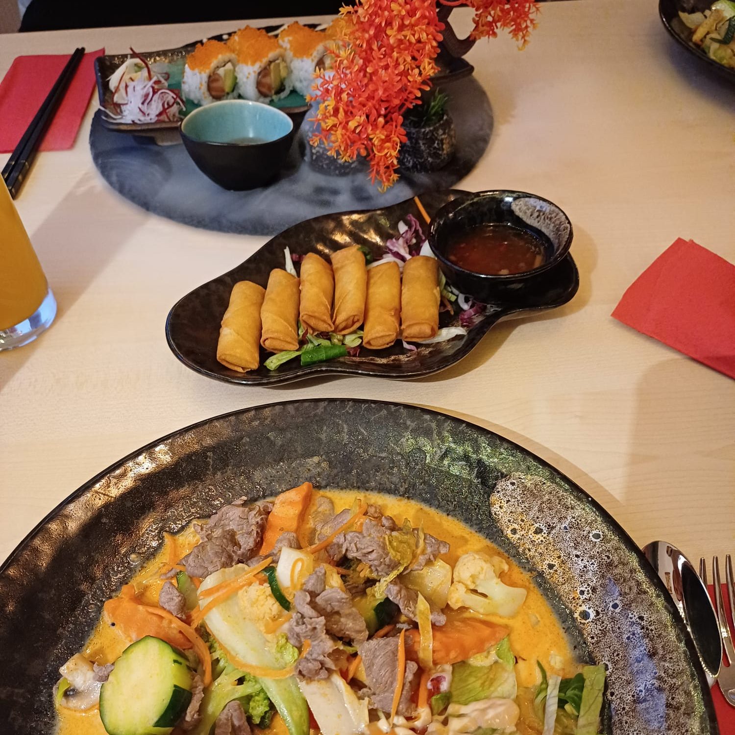 Asiatisches Reisgericht, kleine Frühlingsrollen und Sushi